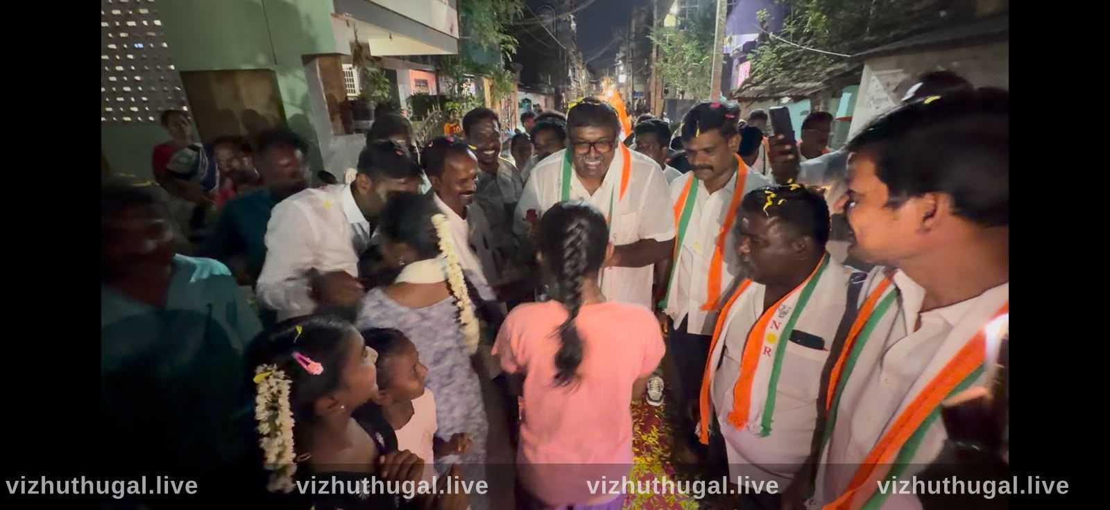 ரோஜாப்பூக்களுடன் அசோக் ஆனந்தனை வரவேற்ற குழந்தைகள்